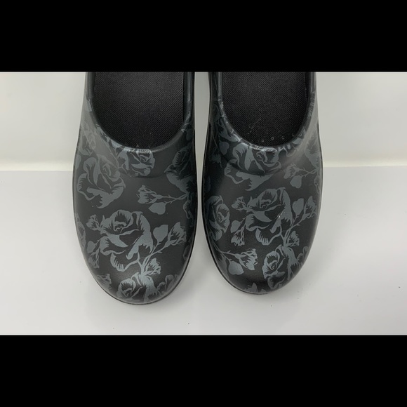 Crocs Flower Pattern - Picture 3 of 7